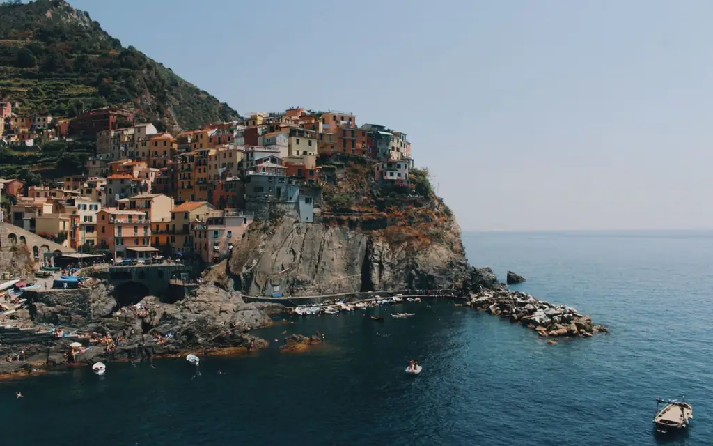 A stunning coastal view of Manarola's colorful houses perched on cliffs in Cinque Terre