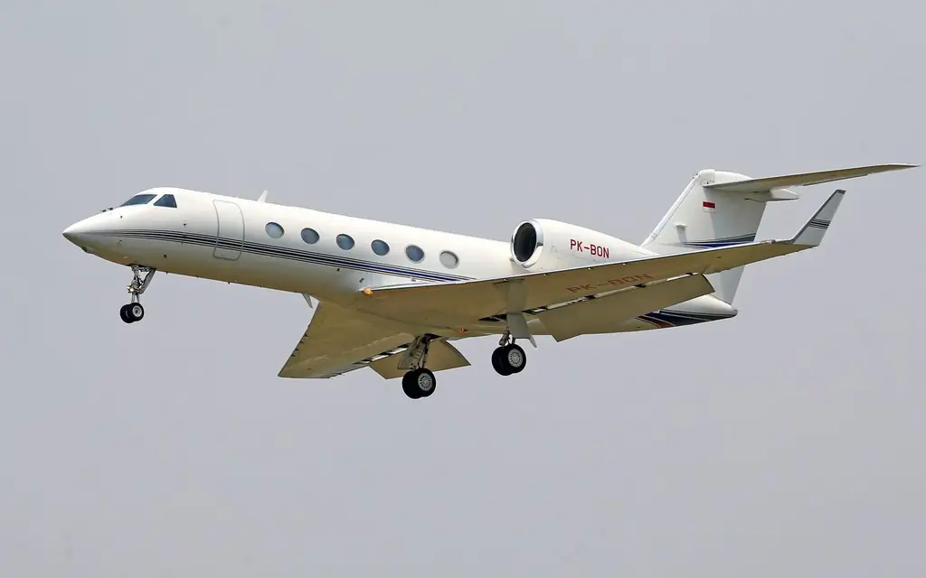 Heavy and long-range jets